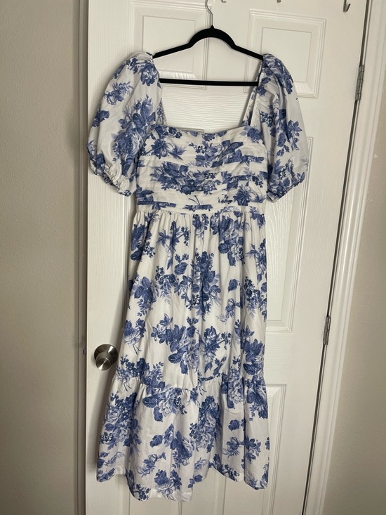 Abercrombie & Fitch Dresses & Skirts - Abercrombie Emerson Puff sleeve dress, blue and white